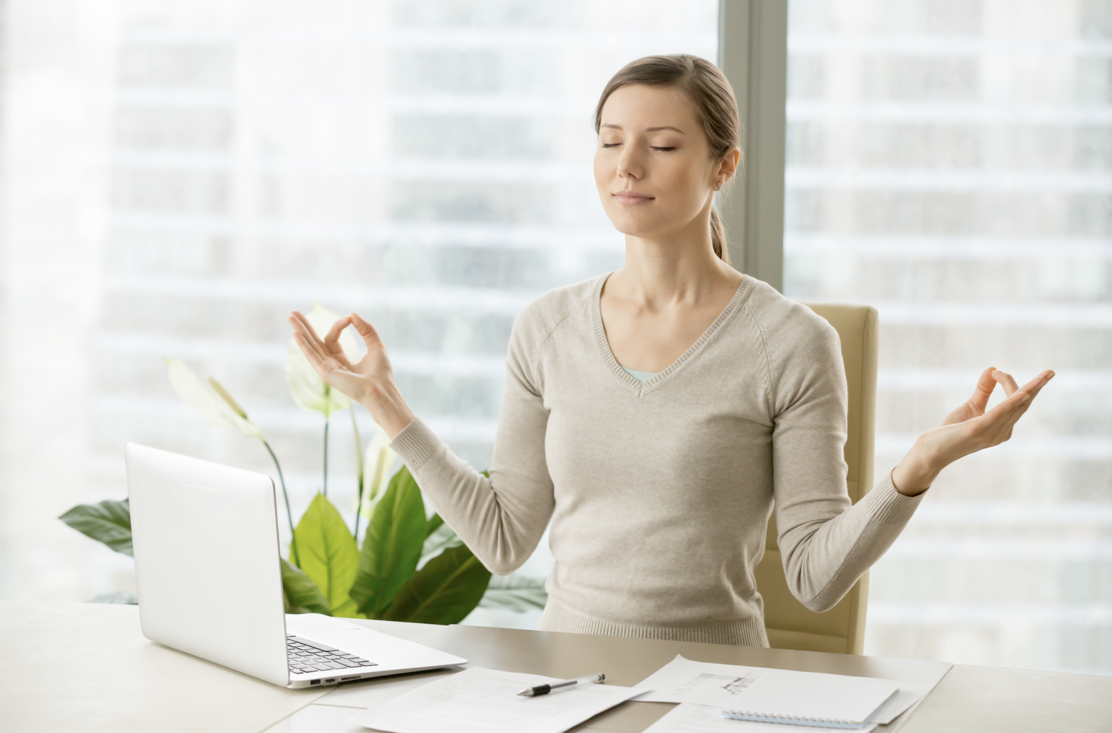 Une femme en pleine méditation pour combattre le stress au travail